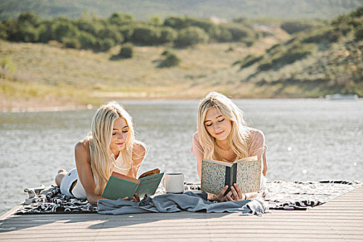 两个,金发,姐妹,躺着,码头,读,书本
