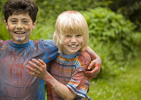 两个男孩,遮盖,水彩,涂绘,笑,花园