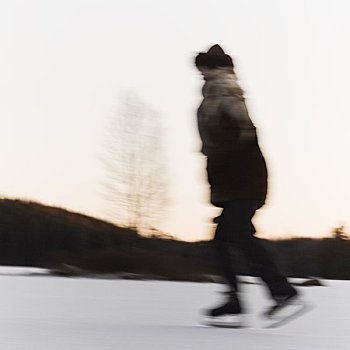 斯堪的纳维亚半岛,瑞典,女人,滑冰,侧面