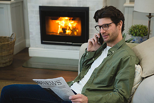 男人,读报纸,交谈,手机