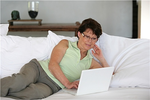 老年,女人,躺着,沙发,正面,笔记本电脑