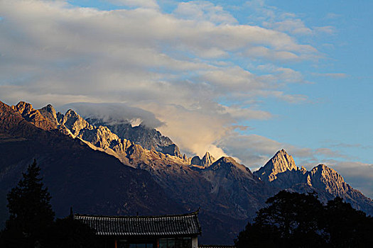 云南丽江玉龙雪山,清晨山峰