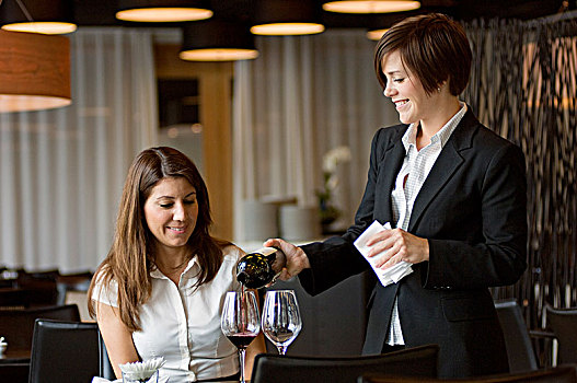 女店员,葡萄酒,女人,桌子,微笑