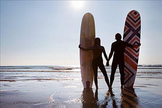 伴侣,站立,海滩,冲浪板,握手