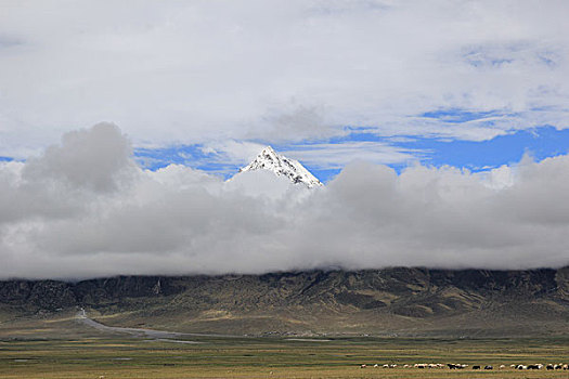 高原云间山峦