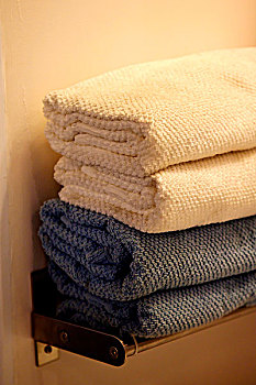 卖场纺织品售卖区四个毛巾摞在一起