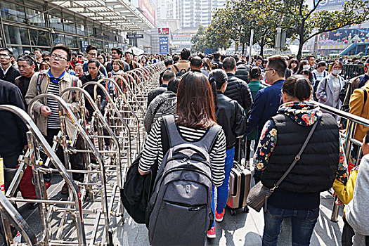 清明小长假,上海火车站确保旅客安全有序的乘车