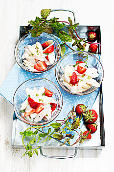 芦笋,草莓沙拉,玻璃碗,托盘