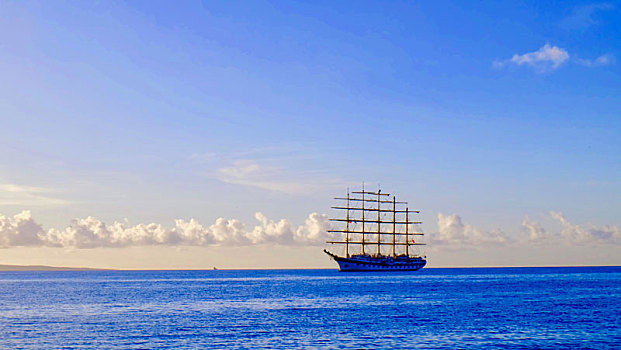 加勒比圣基茨岸边多桅帆船