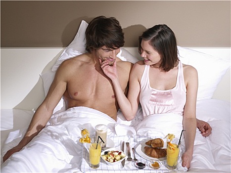 情侣,吃早餐,床上