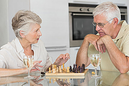 微笑,老年,夫妻,玩,下棋,白葡萄酒