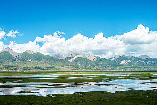 蓝天白云下的草原山脉和高原牧场,中国西藏