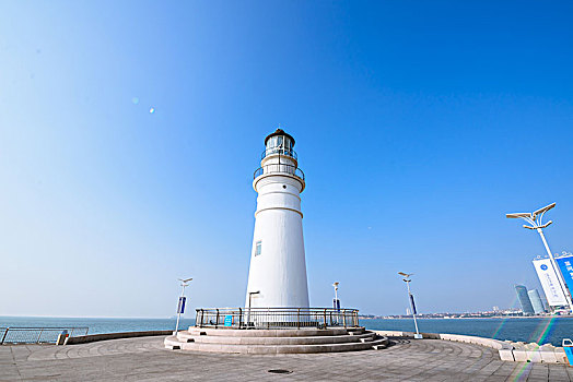海边白色的灯塔