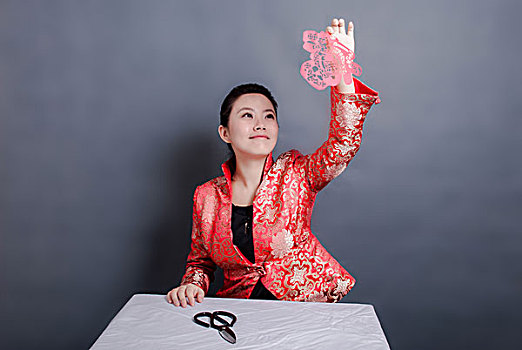 穿中式服装剪纸的女性