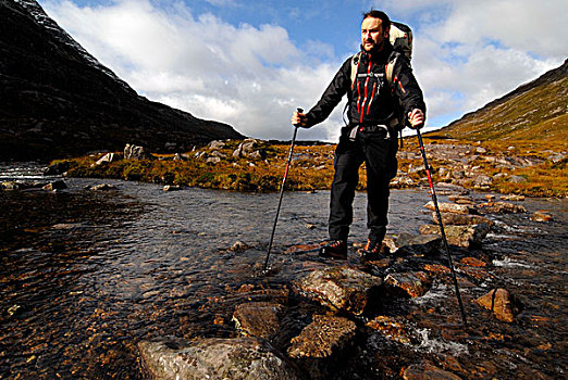 远足者,登山手杖,背包,穿过,河,苏格兰人,山峦,苏格兰高地,苏格兰,欧洲