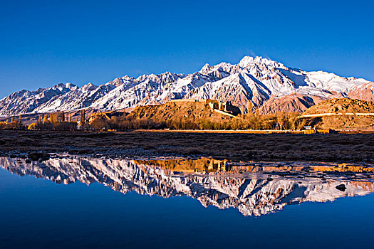 新疆,雪山,湖泊,倒影