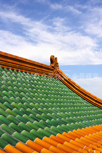 故宫宫殿屋顶上的绿色黄色琉璃瓦与鸱吻
