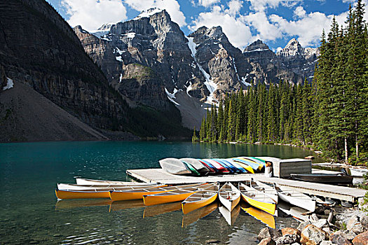 独木舟,码头,湖,山峦,背景,艾伯塔省,加拿大