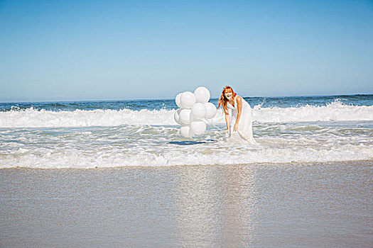 女人,踝部,深,海洋,穿,白色长裙,拿着,气球