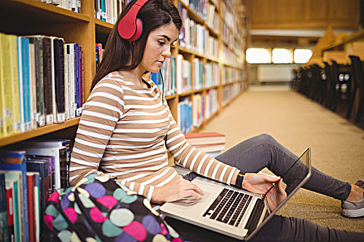 侧面视角,学生,笔记本电脑,耳机,坐在地板上,图书馆