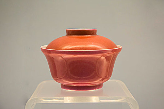 景德镇窑胭脂红釉盖碗