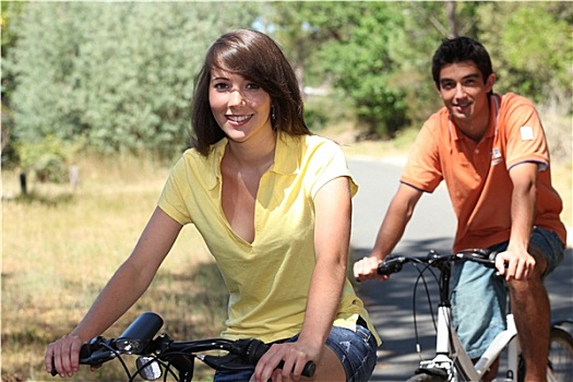 年轻,情侣,骑自行车