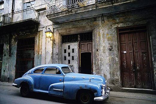汽车,停放,正面,破败,房子,历史,中心,晚间,哈瓦那旧城,哈瓦那,古巴,加勒比海