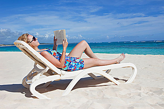 女人,书本,沙滩椅,海洋,蓬塔卡纳,多米尼加共和国