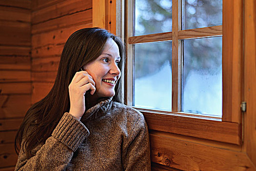 年轻,女人,头像,交谈,智能手机,望向窗外,拉普兰,芬兰