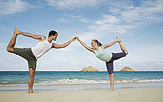 夏威夷,瓦胡岛,年轻,情侣,拿着,瑜伽姿势,海滩