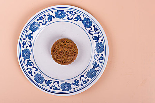 黑糖红枣月饼放在盘子里的月饼