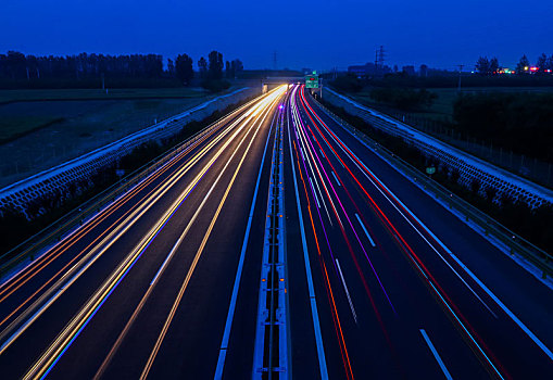 夜晚高速公路车流