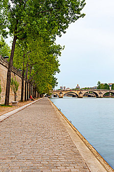 巴黎塞纳河边