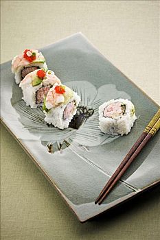 寿司卷,盘子,筷子