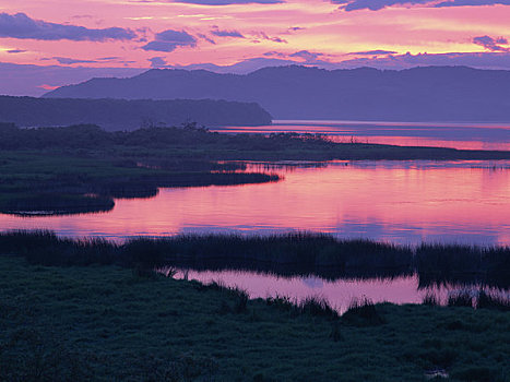 晚间,湖