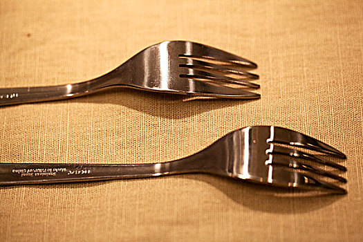 两把整齐的金属餐具叉子