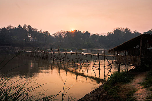 老挝琅勃拉邦南康河的清晨风光