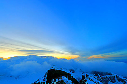 夕阳下的长白山