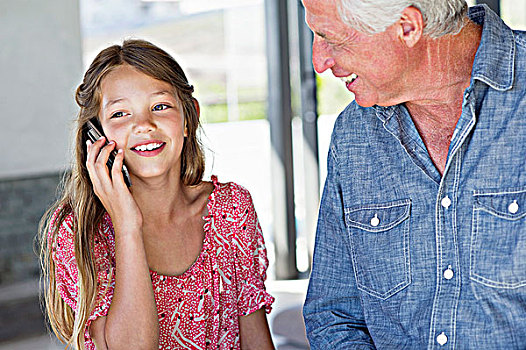 女孩,交谈,手机,爷爷,靠近