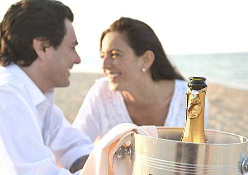 海滩,夫妻,微笑,笑,香槟