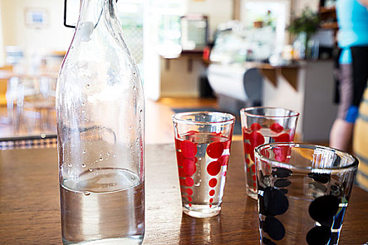 玻璃,瓶子,水,桌上