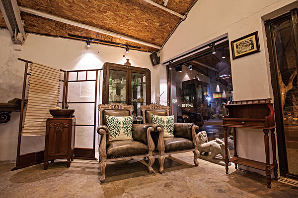 家具店里的上海老家具