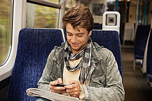 男青年,旅行,列车,手机