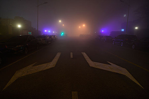 雾霾,大雾,夜晚,浓雾,住宅区,小区,灯光,路灯,树木,马路,街道,小巷,车灯