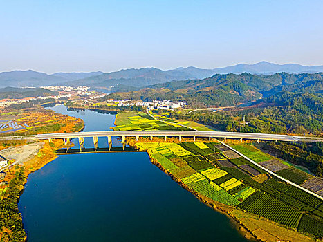 航拍乡村山峰河流高架桥油菜花田