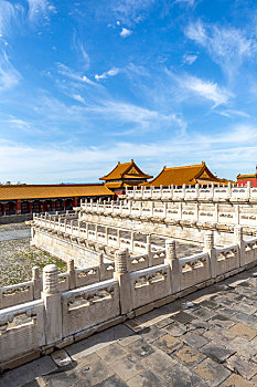 蓝天白云下的北京故宫前三殿须弥座