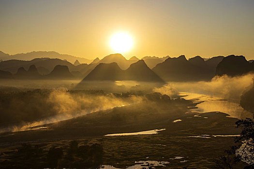 晨光中的桂林漓江