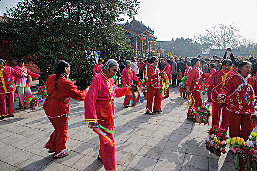 太昊陵庙会上跳祭祀舞的妇女们