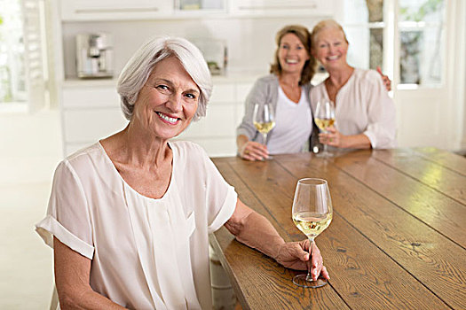老年,女人,喝,白葡萄酒,厨房
