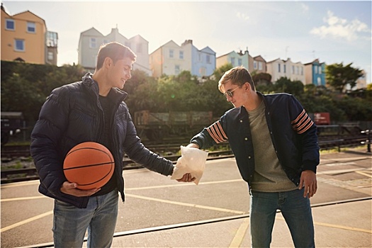 男青年,分享,包,薯条,朋友,拿着,篮球,布里斯托尔,英国